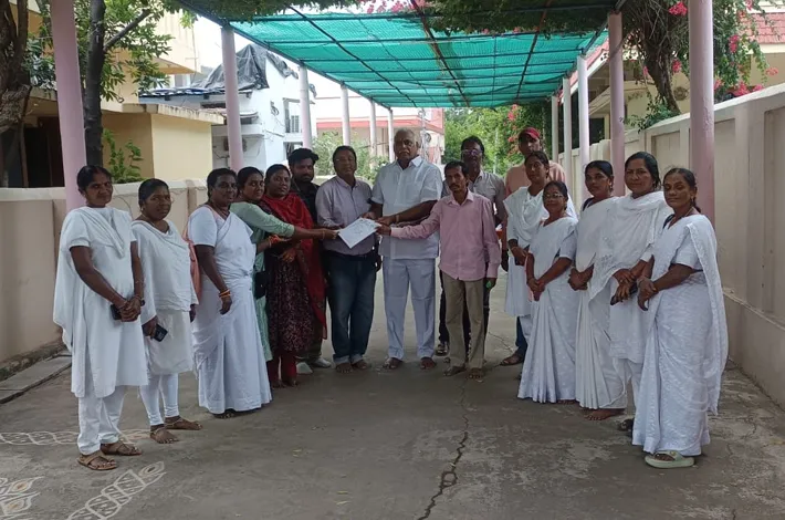 మాజీ ఎమ్మెల్యేకు ఎన్ హెచ్ ఎం ఉద్యోగుల వినతి 