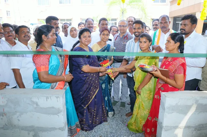 ప్రభుత్వ ఆసుపత్రి నూతన క్యాంటిన్ ను ప్రారంభించిన