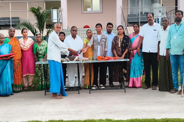 మనవడి బర్త్‌డే.. వృద్ధుల ముఖాల్లో చిరునవ్వే