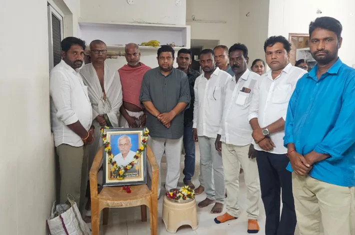 మృతుడి కుటుంబానికి శ్రీనుబాబు పరామర్శ