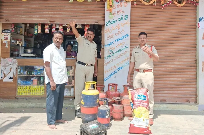 చిన్న శంకరంపేటలో 7 గ్యాస్ సిలిండర్లు సీజ్
