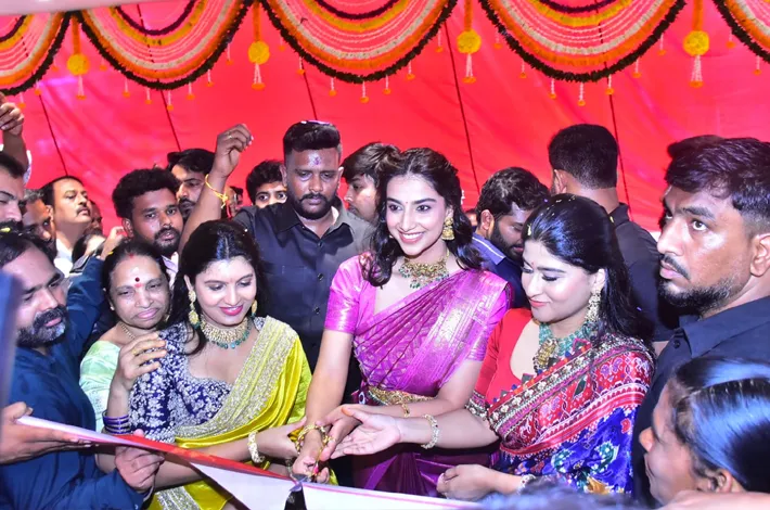 భువనగిరిలో గరుడ వస్త్ర సిల్క్స్ గ్రాండ్ ఓపెనింగ్