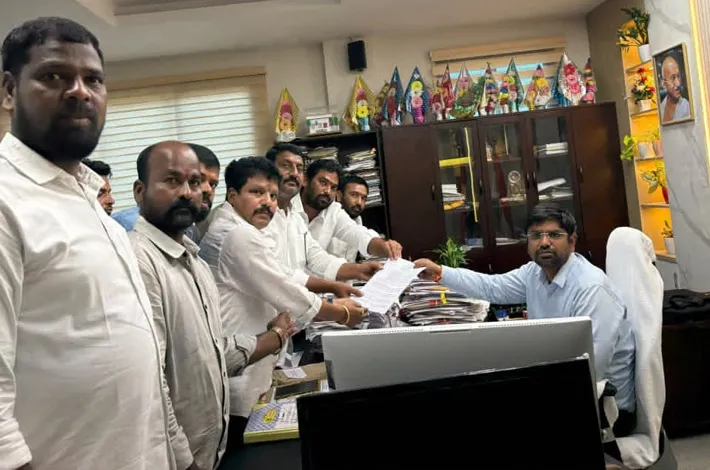 కమిషనర్ పై కలెక్టర్ కు ఫిర్యాదు 