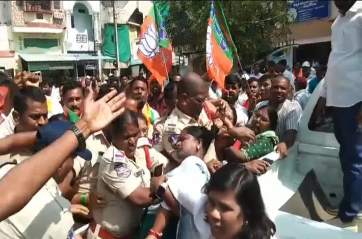 రాజకీయ రణరంగం.. ఫ్లెక్సీ దహనయత్నంతో ఉద్రిక్తత