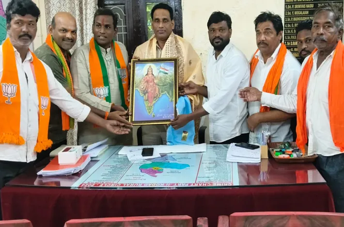 కోదాడ రూరల్ సీఐని మర్యాదపూర్వకంగా కలిసిన బీజేపీ పట్టణ నాయకులు 