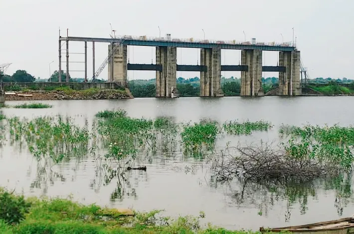 సాత్నాల ప్రాజెక్టు గేట్లపై నుంచి నీటి ప్రవాహం