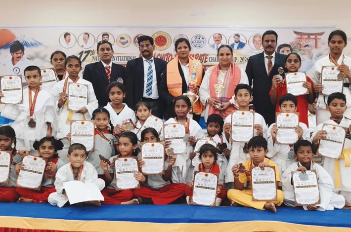 కరాటే పోటీల్లో పతకాలు సాధించిన కోదాడ విద్యార్థులు 