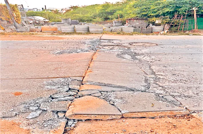కూలిపోయే దుస్థితి కొత్త రోడ్డు
