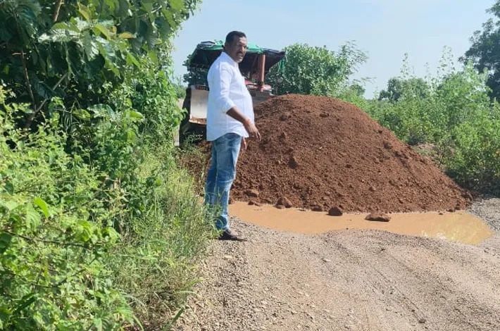 రహదారి గుంతలకు మట్టితో పూడ్చివేత