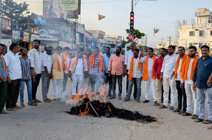 రేవంత్‌రెడ్డి దిష్టిబొమ్మను దగ్ధం చేసిన భాజపా నాయకులు..
