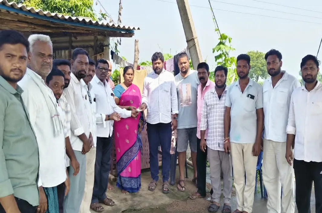ఆర్థిక సాయం అందజేత
