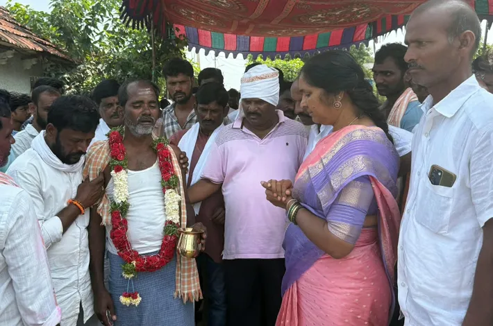 అంత్యక్రియల్లో పాల్గొన్న మాజీ ఎమ్మెల్యే 