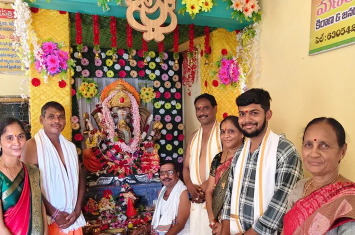 వినాయక మండపాల వద్ద పూజలు