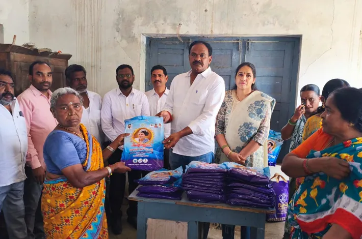 13వ వార్డులో ఇందిరమ్మ చీరల పంపిణీ