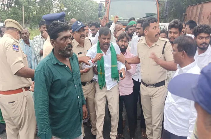 రాజీవ్‌ రహదారిపై విద్యుత్‌ కోసం రైతుల ధర్నా