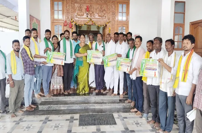 కొమురం భీం విగ్రహావిష్కరణకు ఎమ్మెల్యే కోవా లక్ష్మికి ఆహ్వానం