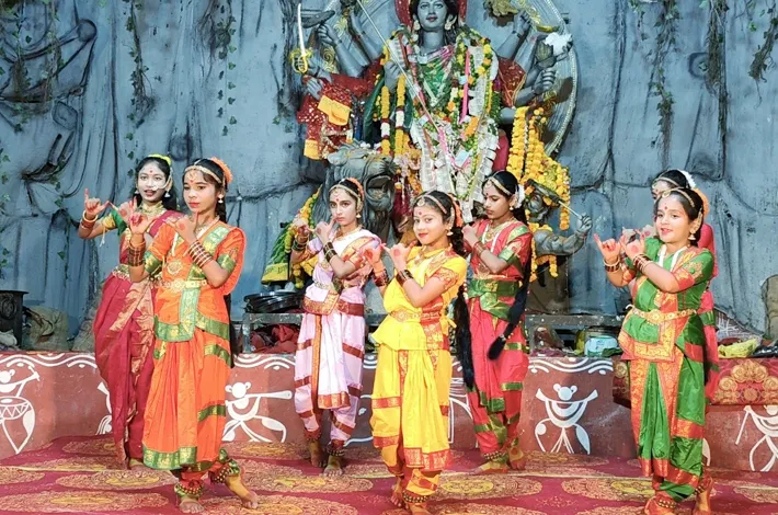 నాట్య ప్రదర్శనతో అబ్బురపరిచిన వేదం పాఠశాల విద్యార్థులు