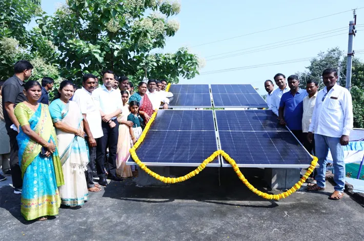 సోలార్ ప్లాంట్లు ప్రారంభించిన సీతక్క