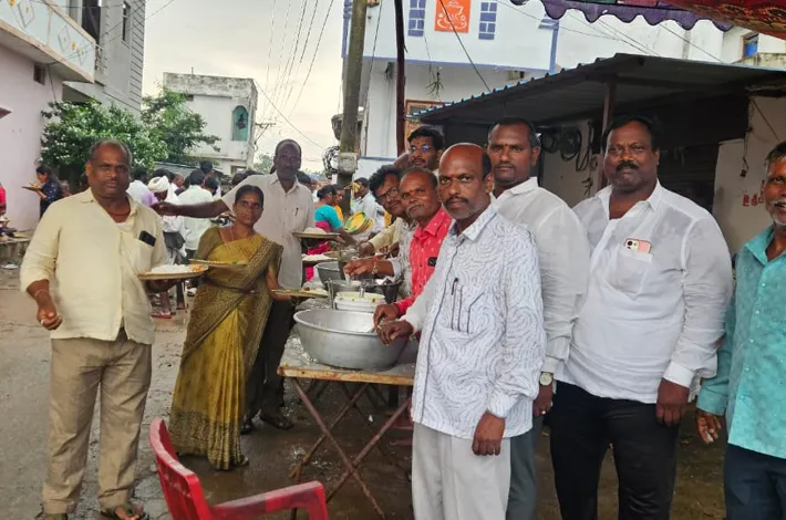 గణేశుడి మండపం వద్ద అన్నదానం నిర్వహిస్తున్న ఆర్యవైశ్య ప్రతినిధులు