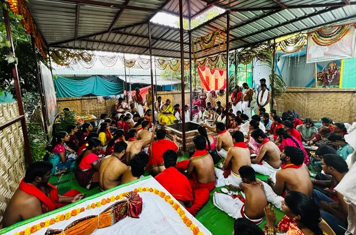చండీ హోమం నిర్వహిస్తున్న భక్తులు