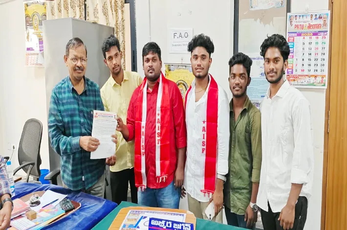 సెలవుల్లో బడులు నడిపే యాజమాన్యాలపై చర్యలు తీసుకోవాలి