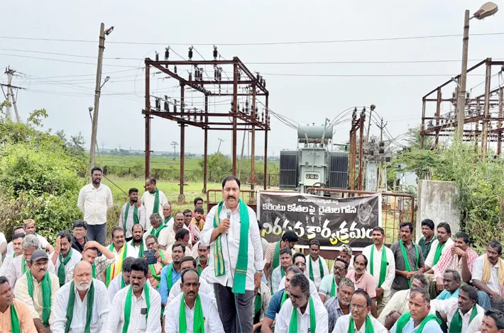 కాంగ్రెస్ కరెంట్ కోతలపై రైతుల కన్నెర్ర