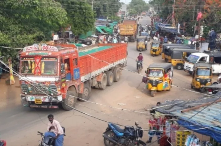 ఆర్ అండ్ బి రోడ్డుపై తరచు వాటరింగ్ చేయాలి