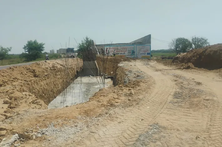 నాలుగేళ్లుగా నత్తనడకన నల్లవాగు వంతెన