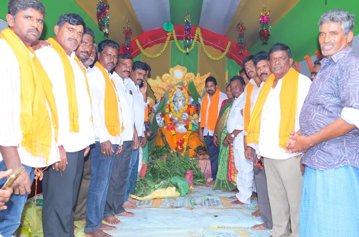గణపతి మండపాల్లో ప్రత్యేక పూజలు నిర్వహించిన డాక్టర్ మట్టా దయానంద్ 
