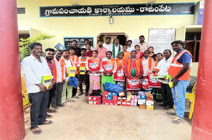 పారిశుధ్య కార్మికులకు దసరా కానుకల పంపిణీ