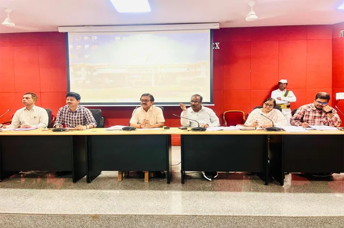 సకాలంలో నాణ్యమైన యూనిఫాంలు అందించాలి