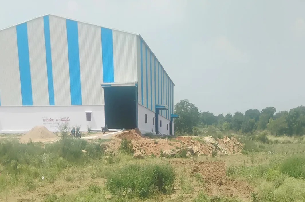 వ్యవసాయ పొలంలో అక్రమ తవ్వకాలు