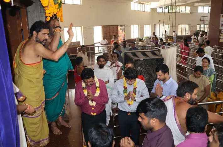 బాసర ఆలయంలో కమిషనర్ పూజలు 