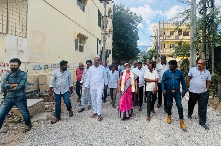 కాలనీ వాసులతో పర్యాటించిన మాజీ కార్పొరేటర్