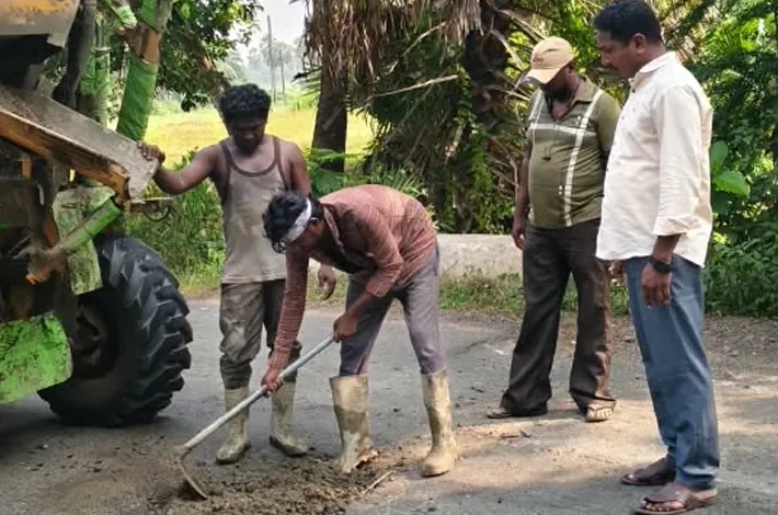 ప్రధాన రహదారిపై గుంతల పూడ్చివేత..