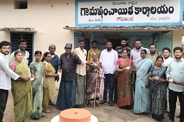 గోపతండాలో స్మార్ట్ రేషన్ కార్డులు పంపిణీ చేసిన సర్పంచ్ బిక్కు