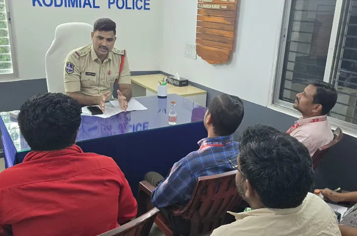 బ్యాంకు మేనేజర్లతో ఎస్సై సమావేశం
