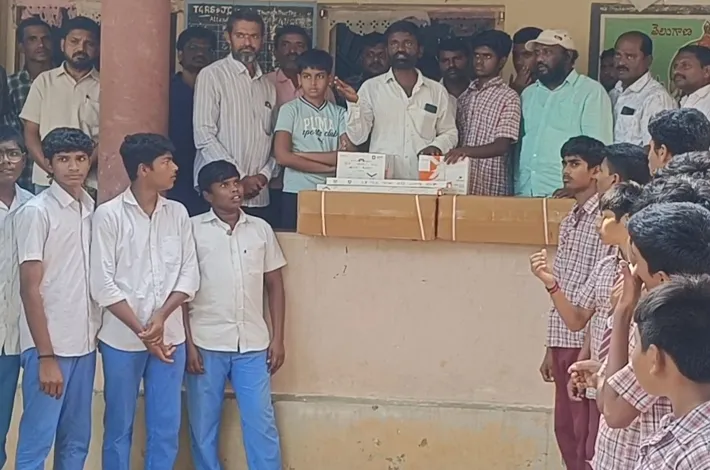 పాఠశాలకు 20వేల రూపాయల  పది ఫ్యాన్ల వితరణ