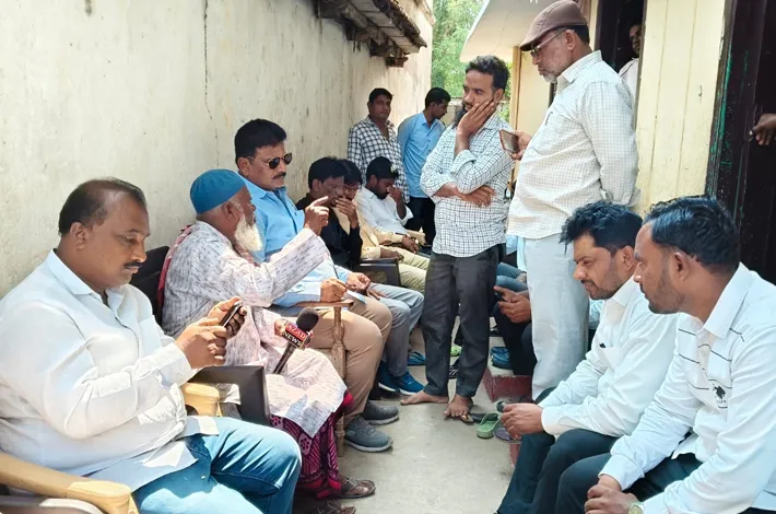 అఫ్జల్ ఖాన్ కుటుంబాన్ని పరామర్శించిన కాంగ్రెస్ నేతలు
