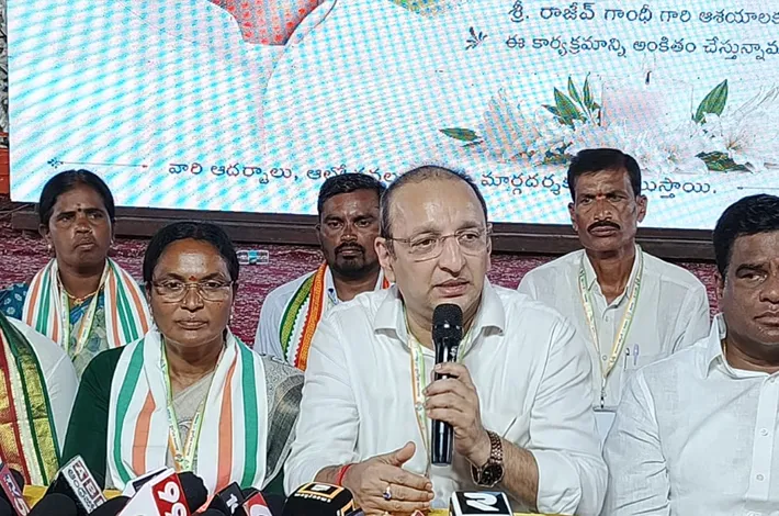 గ్రామాభివృద్ధిలో సర్పంచులు కీలక పాత్ర పోషించాలి