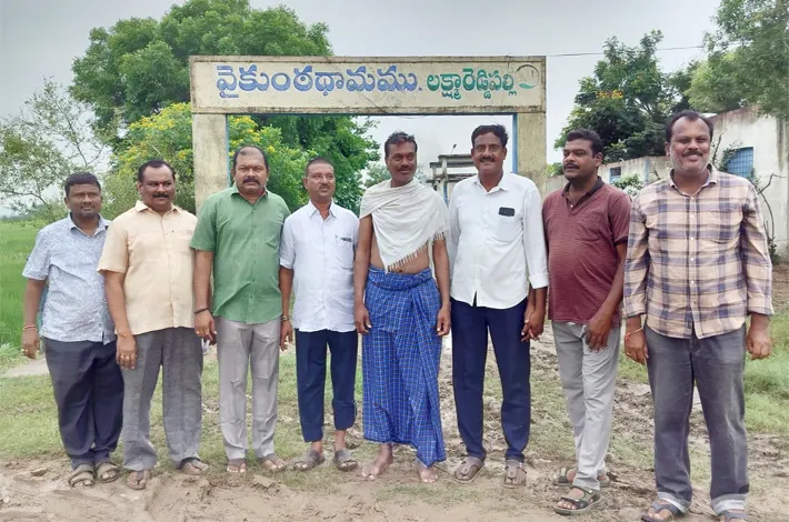 అంతిమయాత్రలో పాల్గొన్న పదో తరగతి మిత్రబృందం
