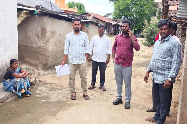 మందు బోగుడ గ్రామంలో చేయూత పెన్షన్ల పరిశీలన
