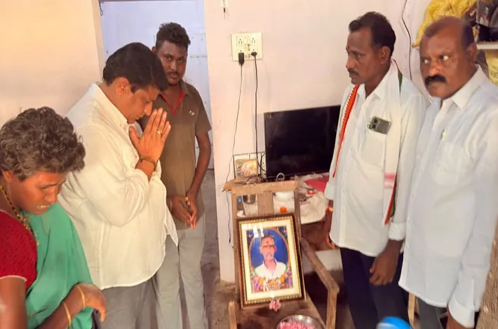 పేరపల్లిలో పలు కుటుంబాలను పరామర్శించిన టిపిసిసి రాష్ట్ర ప్రధాన కార్యదర్శి శ్రీనుబాబు