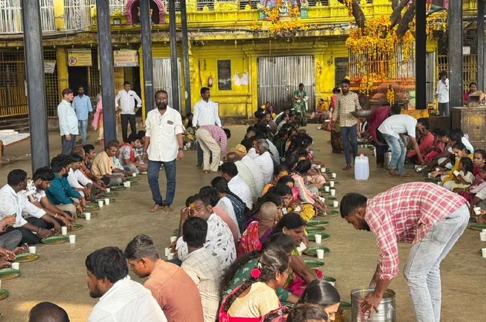 కొమురవెల్లి మల్లన్న ఆలయంలో అన్నదాన వితరణ