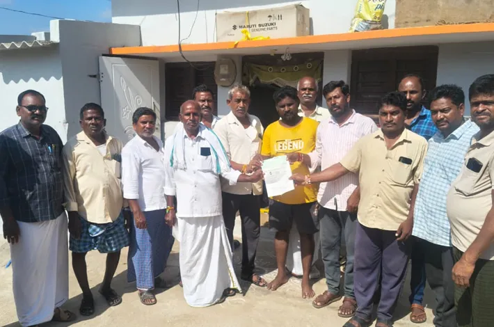 అప్పంపల్లిలో సీఎంఆర్‌ఎఫ్ చెక్కుల పంపిణీ