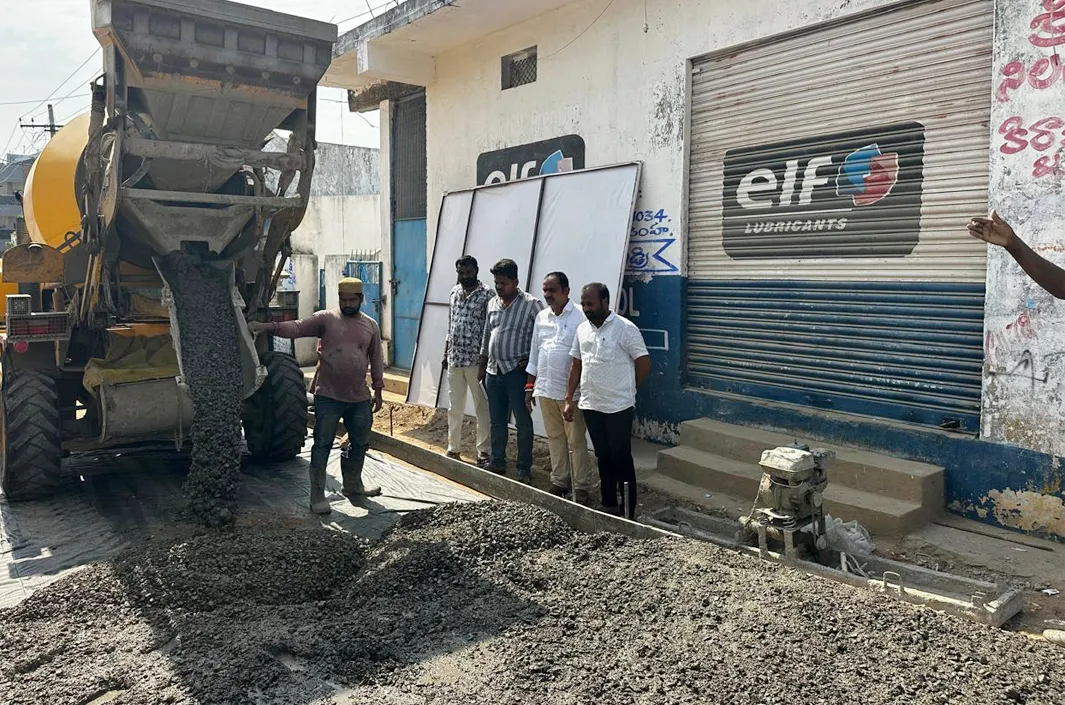 సిసి రోడ్డు పనులు ప్రారంభించిన డిసిసి ఉపాధ్యక్షులు