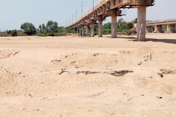 గాండ్లపెట్ పెద్దవాగు నుంచి రాత్రివేళల్లో అక్రమంగా ఇసుక తవ్వకాలు