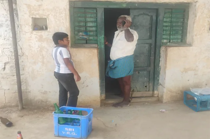 గాంధీ జయంతి వేళ ఫుల్ గా కల్లు
