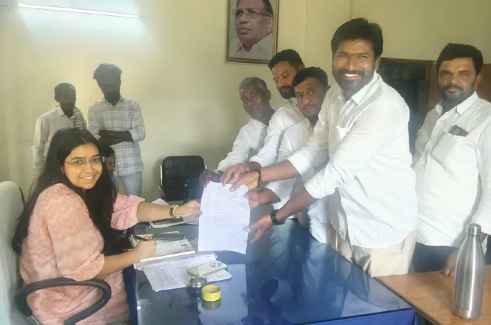 ఇందిరమ్మ ఇళ్ల మంజూరులో అక్రమాల ఆరోపణలు..
