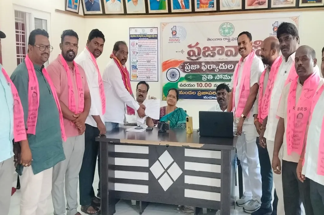 కాంగ్రెస్ పార్టీ ఇచ్చిన హామీలు నెరవేర్చాలని ప్రజావాణిలో ఫిర్యాదు